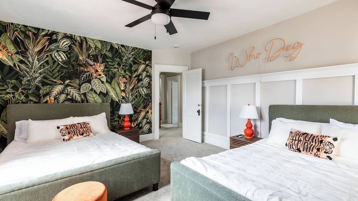 Hyde Park House | Hyde Park Lodge - Sleeps 18! Amazing home, centrally located, don't lose out!