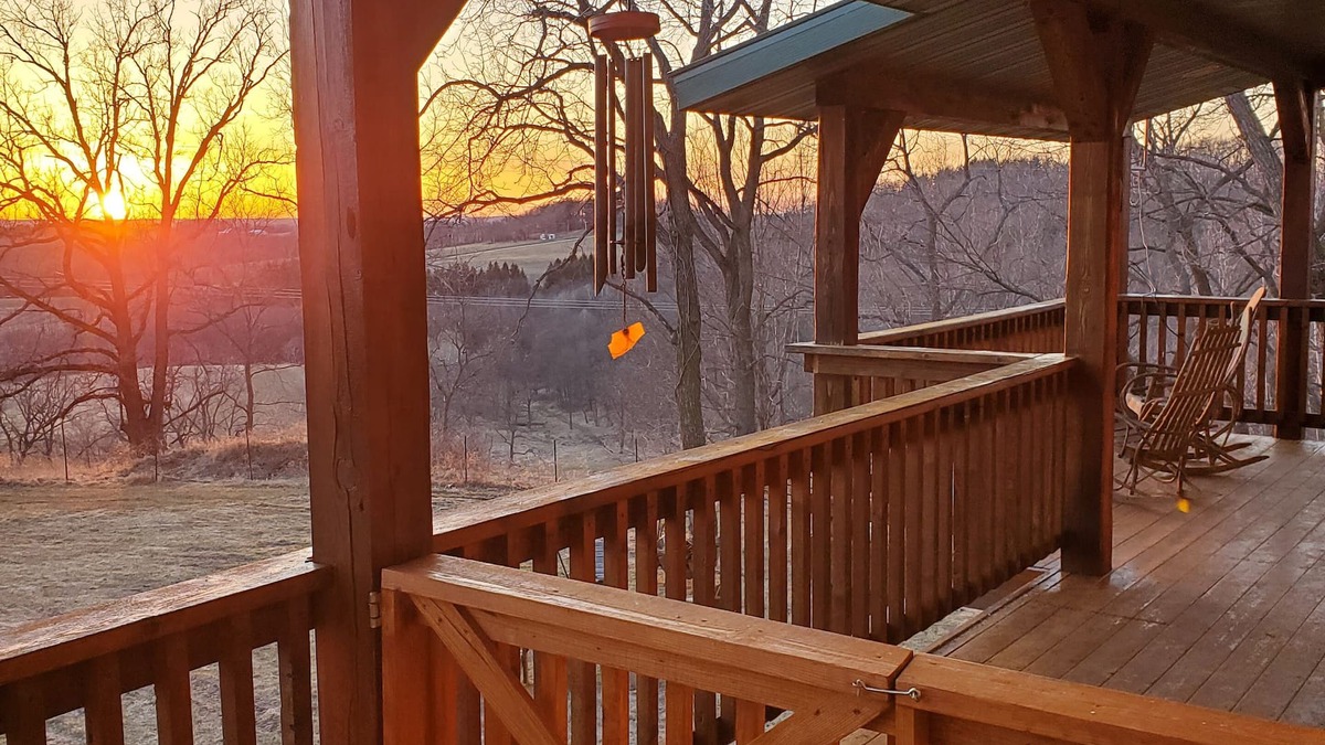Eastman Cabin | Hydro-Massage Tub! Wrangler Outlaw Suite! Horses!