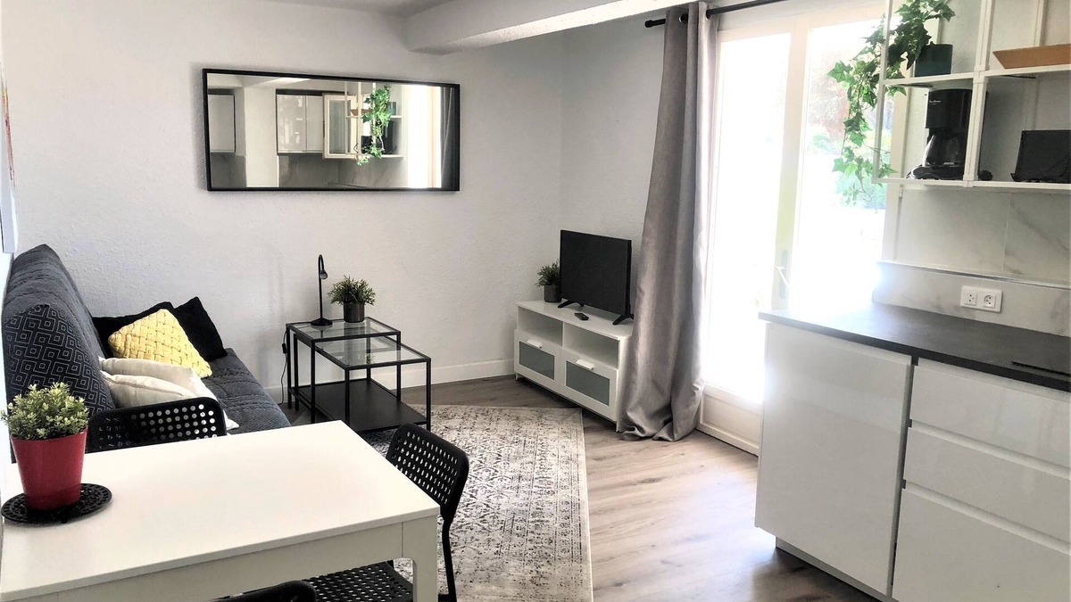 Toulon - Hyeres Apartment | Hyères-Plage, charming F2 in villa, garden, private parking, 150m from beach and port