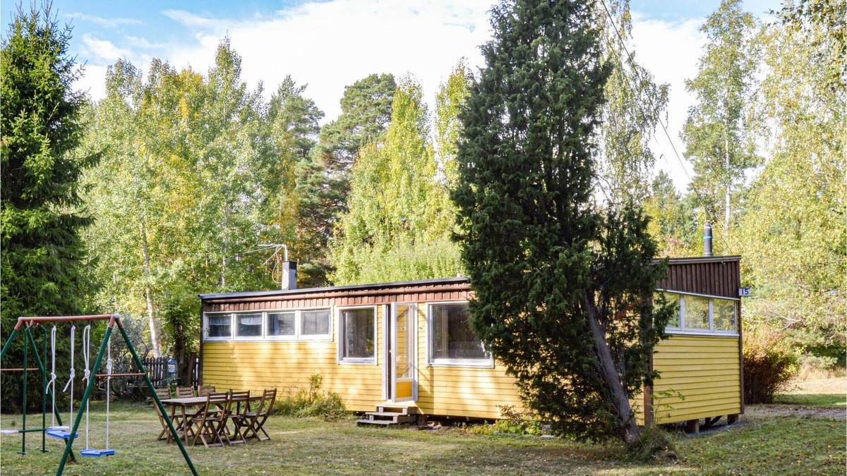 Varmdo House | Hyggeligt feriehus på stor skøn grund med god plads til, at børnene kan lege.