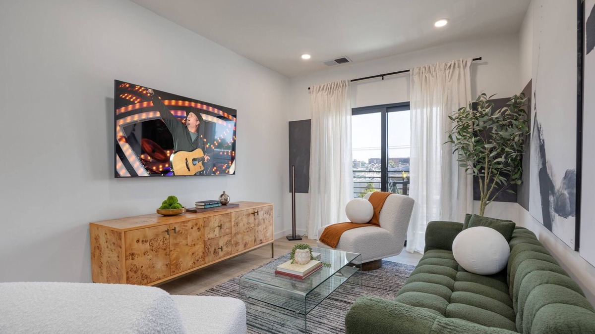 The Gulch House | Hyve - Lush Plush - Pool & Gym - Walk to Broadway