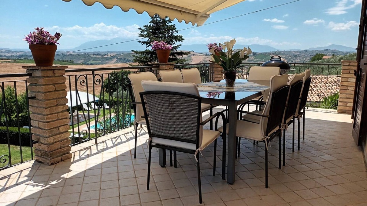Citta Sant'Angelo Apartment | I Tre Laghi Sant' Angelo Luxury Apartment with Pool, Aircon, Sleeps 8