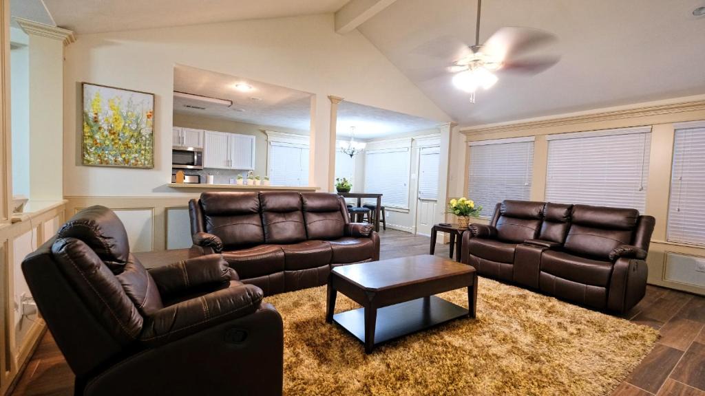 Atascocita House | IAH, Humble, Woodlands, Spring, Cypress - Ambergate