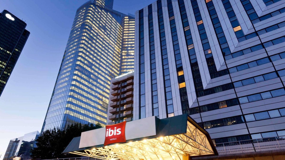 Gambetta Hotel | ibis Paris La Défense Esplanade