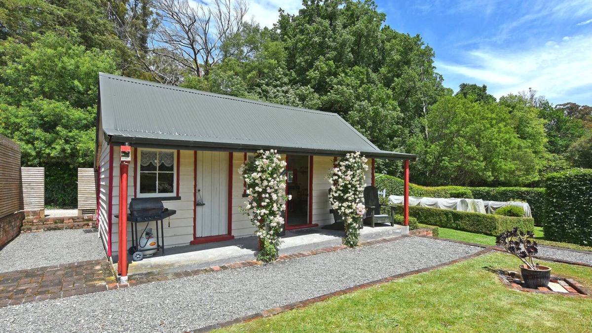 Whareama Cottage | Ica Station Whare, (1 Bedroom Garden Cottage)