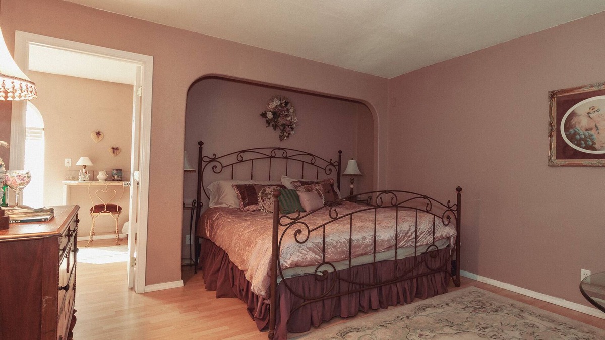 Yelm Bed & Breakfast | Icart Room at BNB Hostel