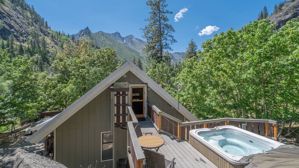 Leavenworth Cabin | Icicle Chalet- Close to Hike, Hot Tub, View, WIFI