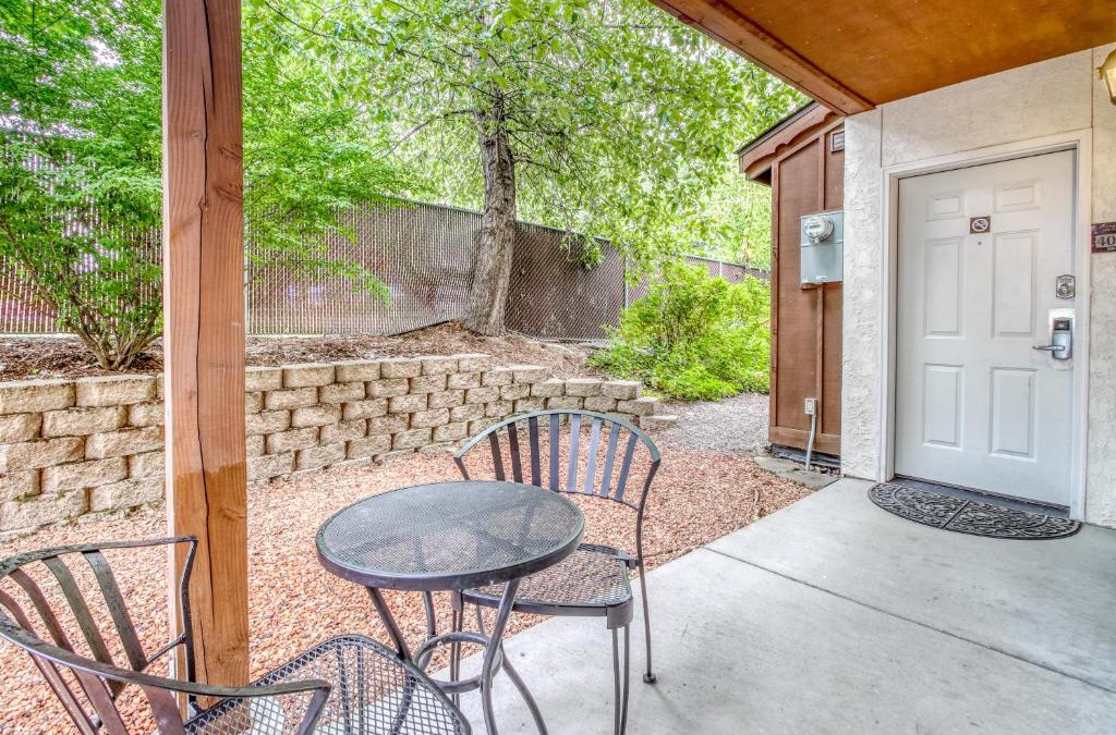 Downtown Leavenworth Apartment | Icicle Village Resort 401 & 402: Ponderosa Hideaway