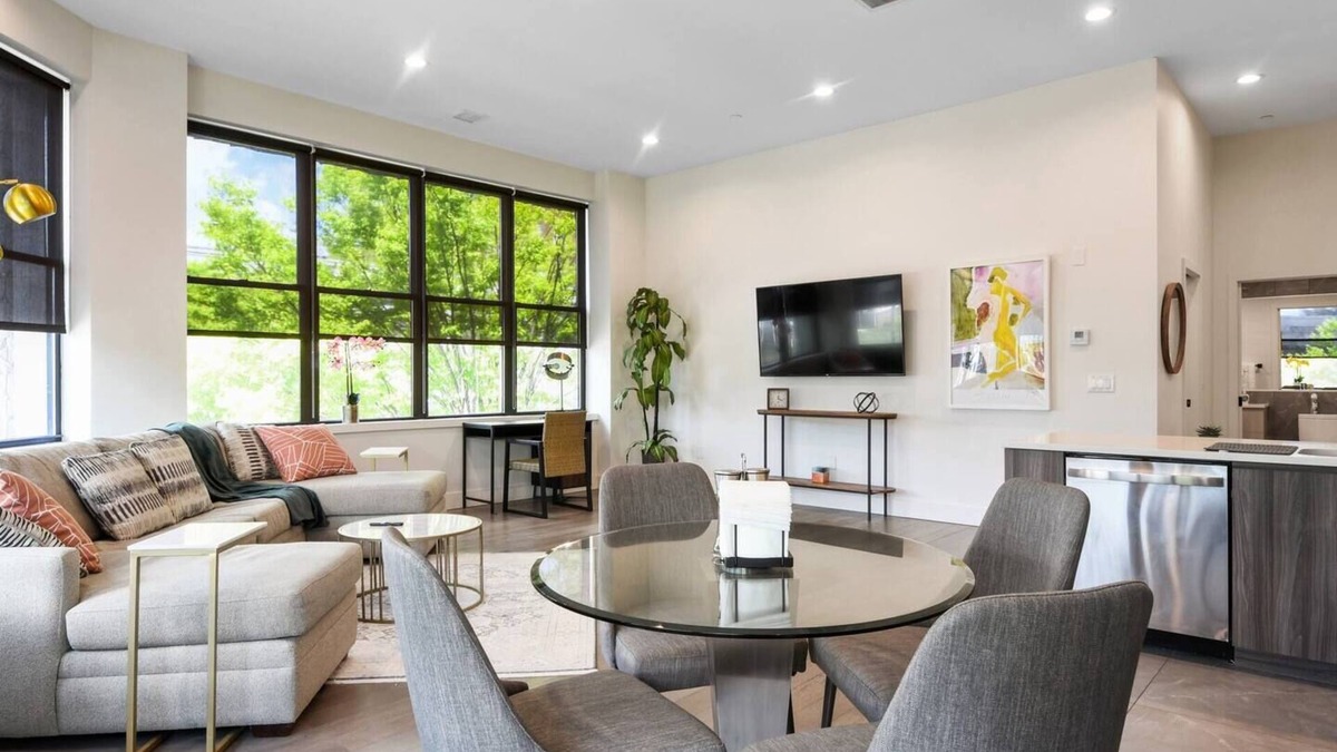 Orange Hotel | Iconic! 2BR Kind bed! 40 MIN NYC