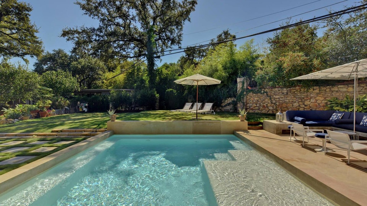 Clarksville House | Iconic Austin Home + Shared Pool - Hemingway!