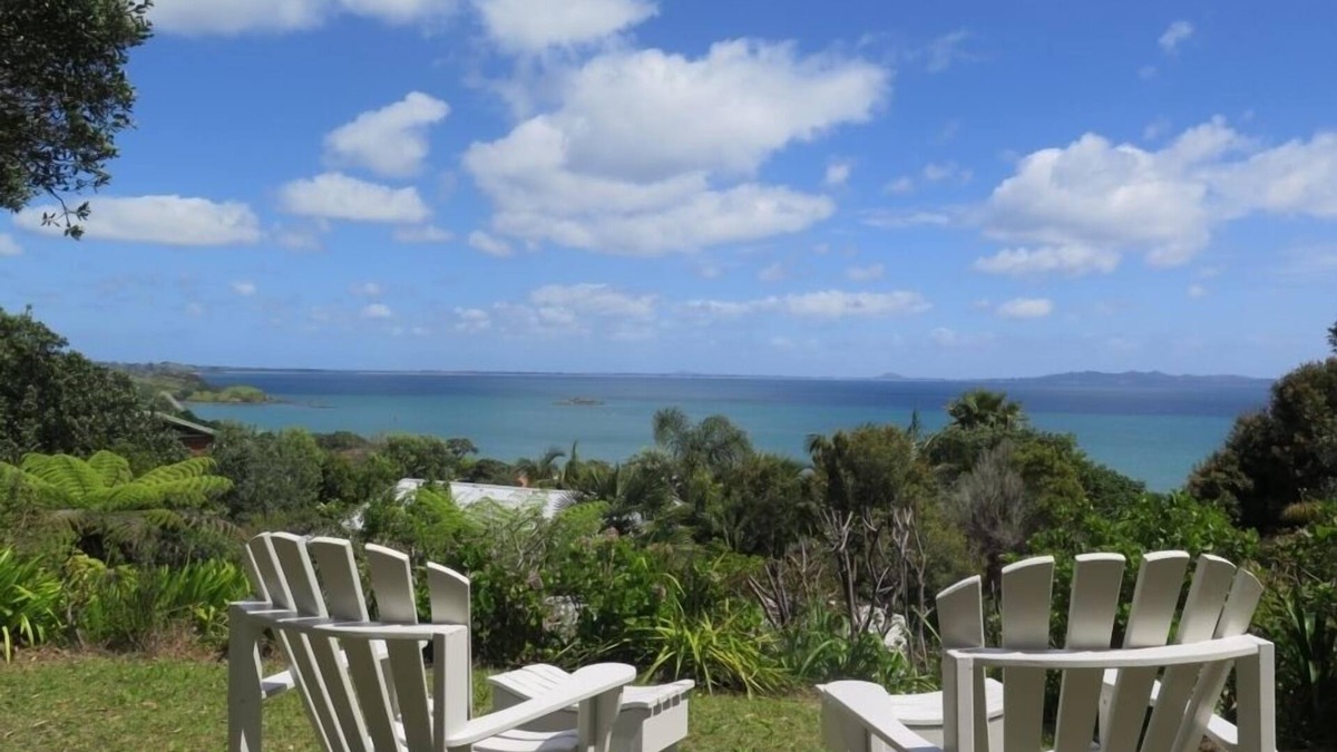 Coopers Beach House | ICONIC KIWI BACH WITH GLORIOUS SEA VIEWS