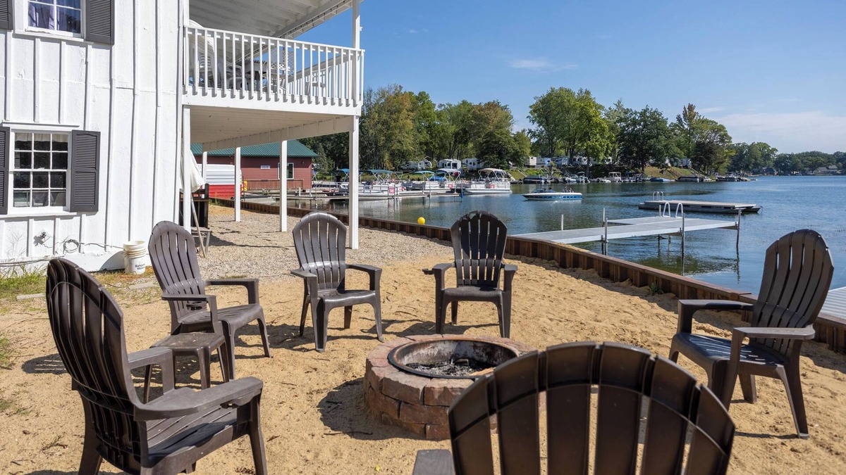 Plainwell Cabin | Iconic Lakehouse - Ivy Lodge - on Pine Lake
