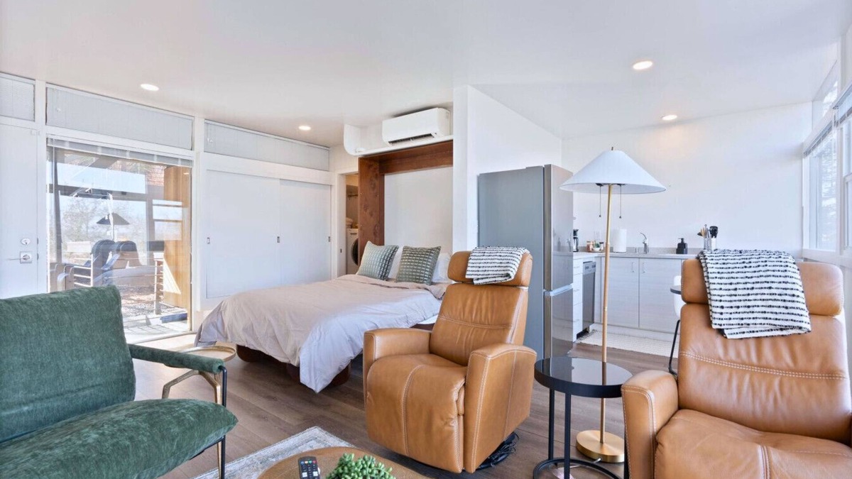 Cliff - Cannon Apartment | Iconic Modern Stay w/Free Parking Walk 2 Hospital