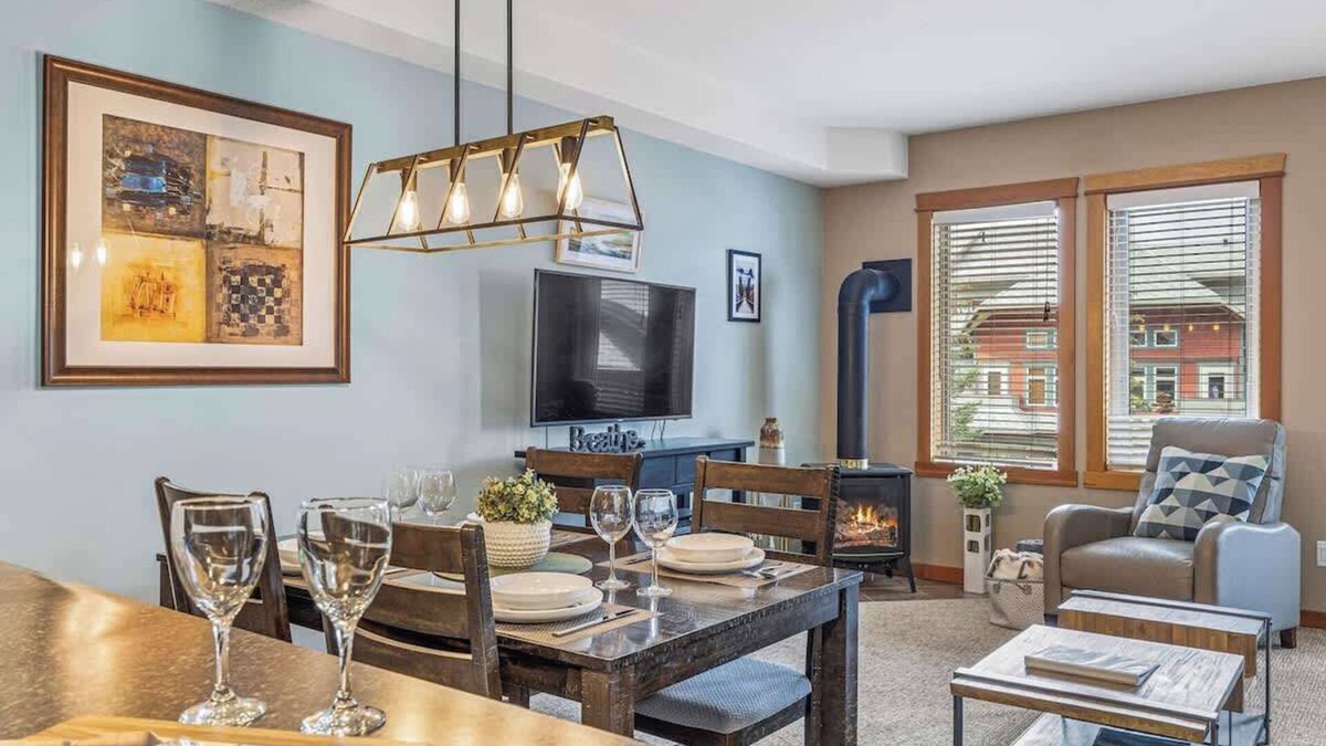 Cougar Creek Condo | Iconic Mountain Views 2BR/2Bth/Pool/HotTub/BBQ