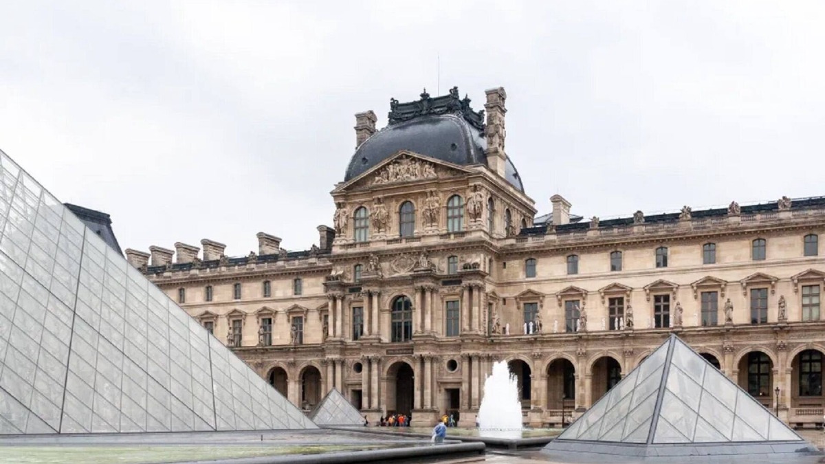 Quartier du Mail Apartment | Iconic Parisian Living: Studio Apartment in Les Halles District