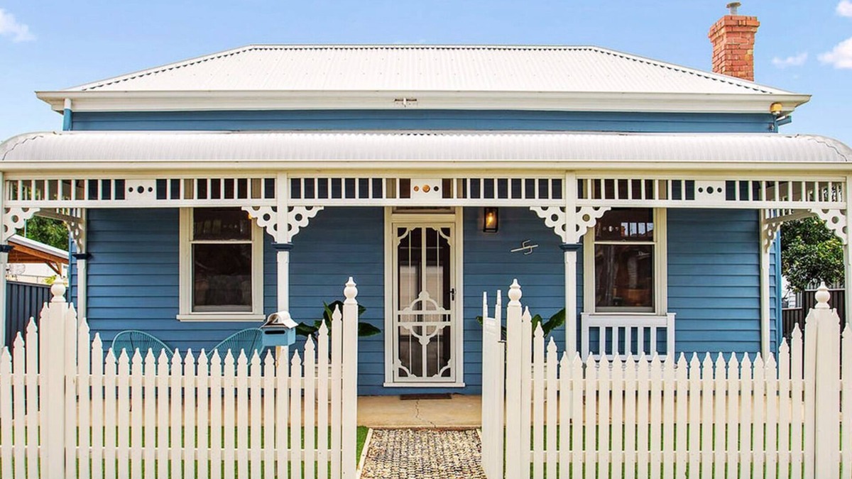 North Bendigo House | Iconic Renovated Period Home - Modern Upgrade & Close to CBD/Everything