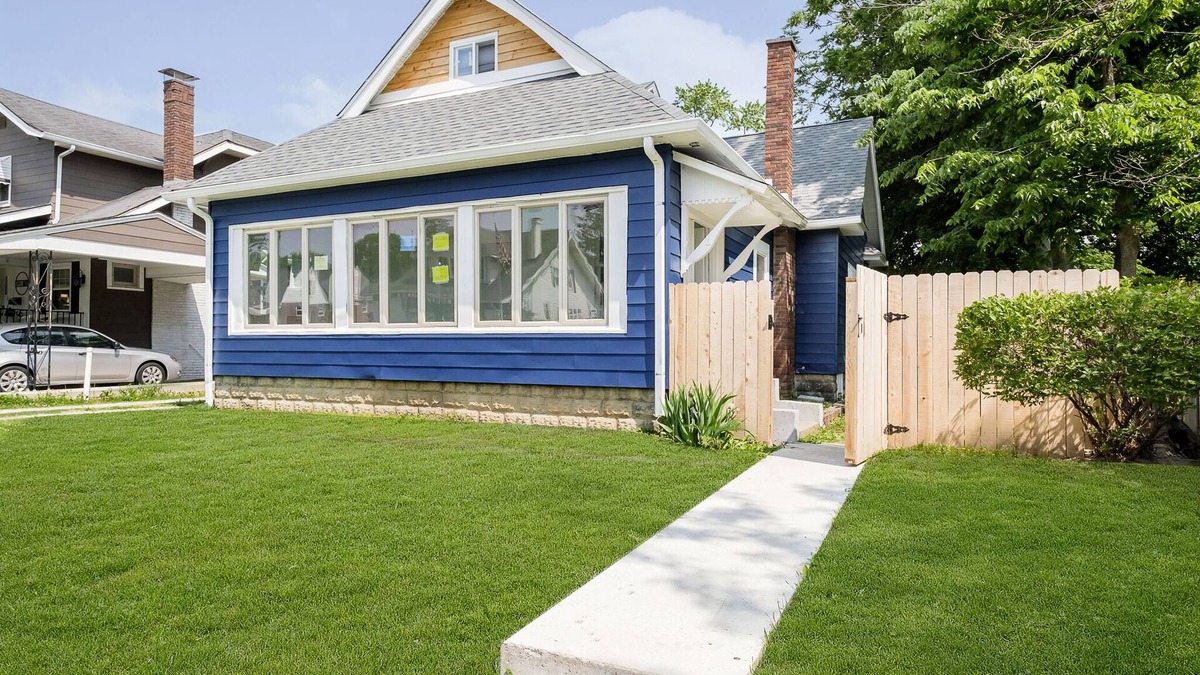 Speedway House | Iconic Speedway Location next to Indy 500 track, amenities, and restaurants