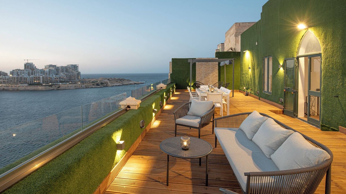 Valletta House | Iconic Terrace w/stunning sea view, 3 bedrooms , 3 bathrooms, entire apartment.