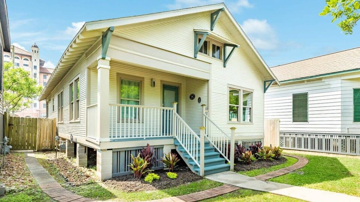 San Jacinto House | Iconic View, Beautiful Decor, Quick Walk to BEACH!