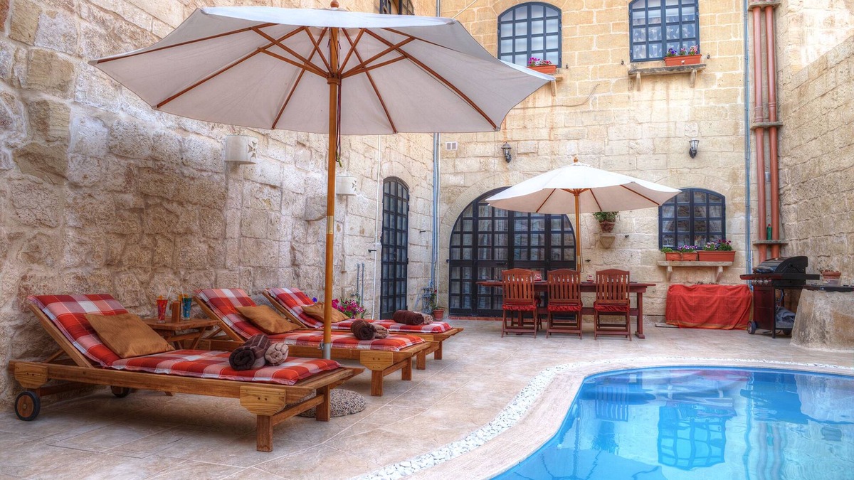 Ħal Bisbut Villa | Id-Dwejra House of Character with Privite Pool, swim Jet and Jaccuzzi