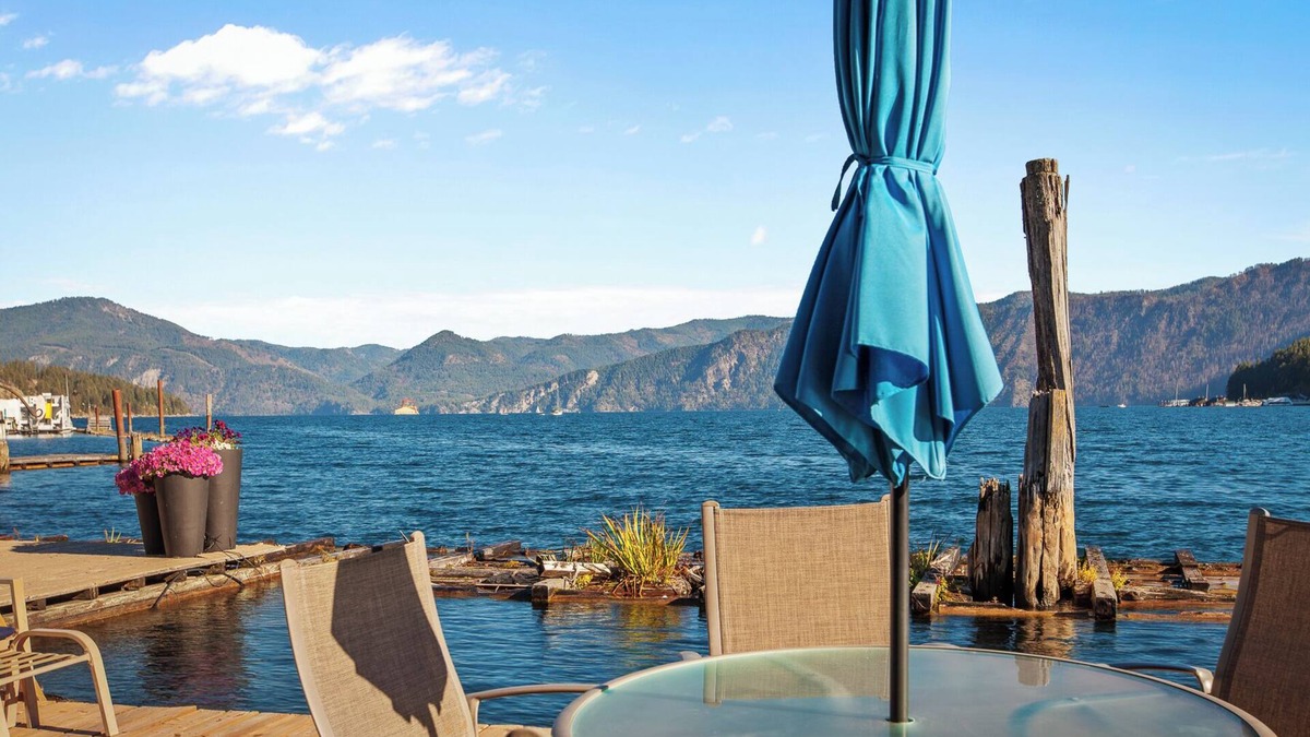 Bayview House | IdaBlu, a floating house with unobstructed views of the mountains and lake.