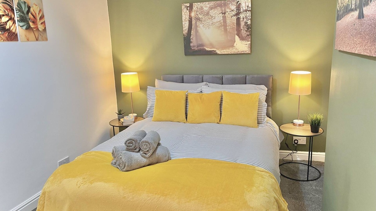 Wigan House | Ideal 3 bed pay-as-you-stay home in Wigan sleeps 6