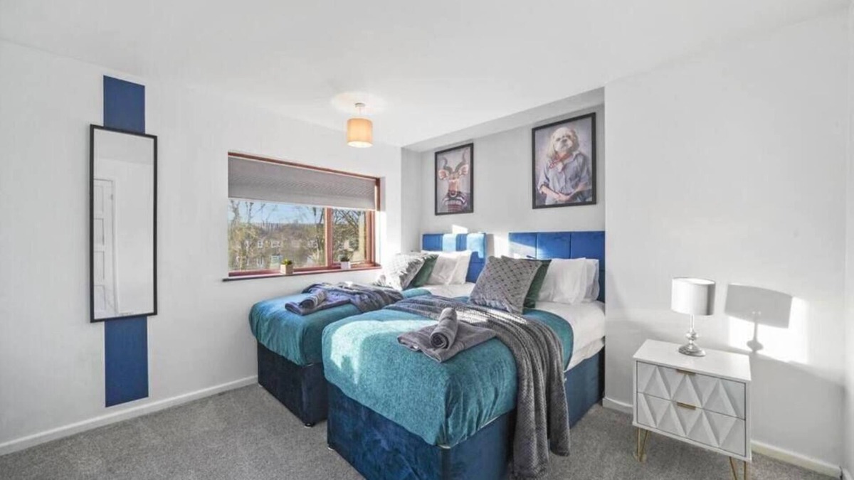 Rugby House | Ideal 4 bed House in Rugby - Football Table