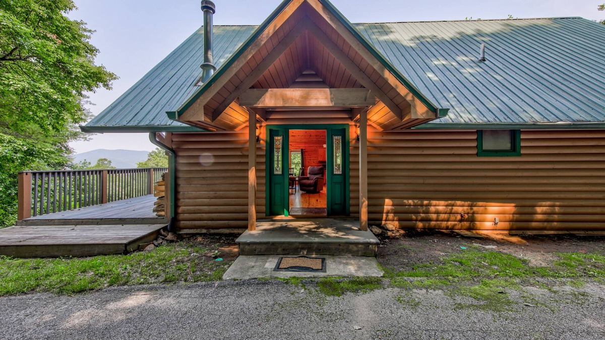 Rabun Gap Cabin | Ideal dog-friendly getaway with private pool, large deck, WiFi & lofted layout