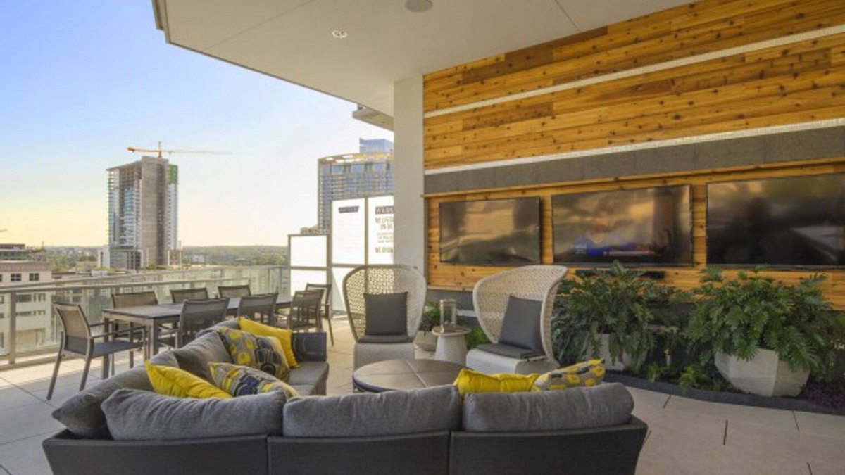 West End Apartment | Ideal Downtown 1BR w/Gym, W/D, Pool, walk to 6th St bars, by Blueground