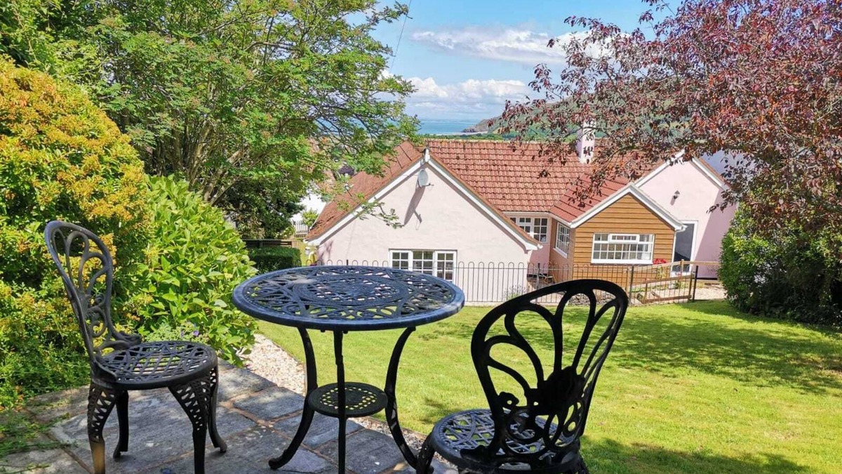 Porlock Cottage | IDEAL EXMOOR LOCATION HOMELY 4 BED HOUSE, GARDEN, SEA VIEWS FAMILY/DOG FRIENDLY!