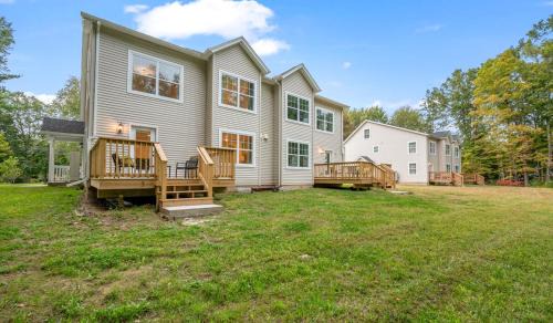 Maple Hill House | Ideal Family Stay Sleeps 20 in Bloomfield, CT