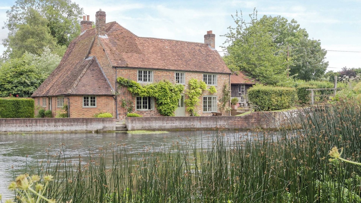 Axford Cottage | Ideal for couples or friends holidaying together.