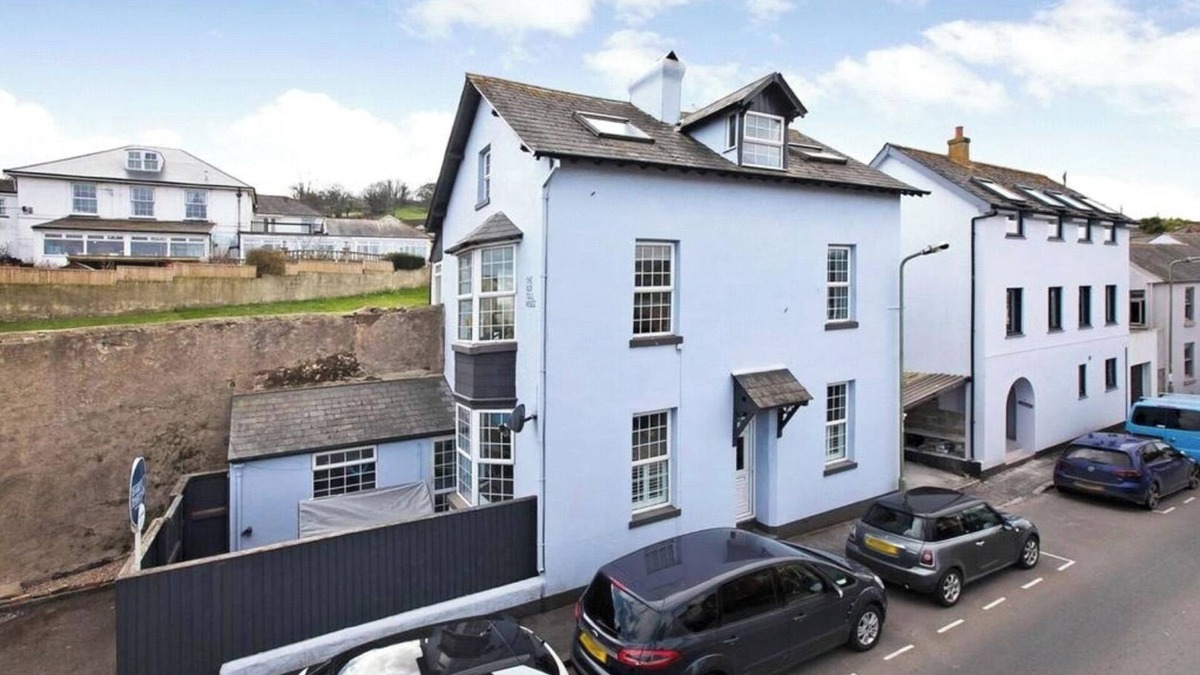 Shaldon House | Ideal for families and pet owners, parking space and 5 minutes walk to the beach