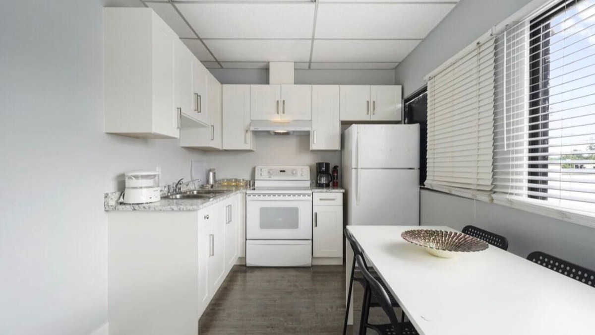 Aldergrove Apartment | IDEAL FOR GROUP STAYS - 3 bedrooms, 3 bathrooms, 2 kitchens