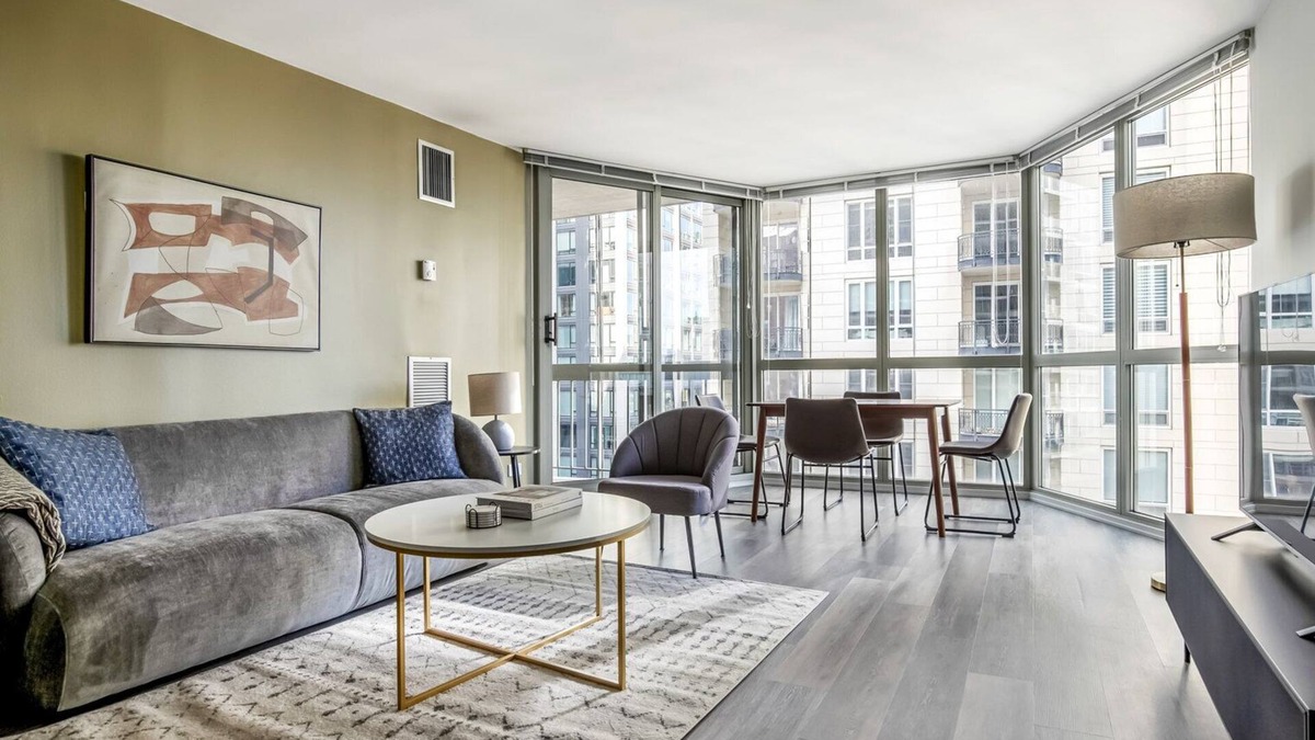 Rush and Division Apartment | Ideal Gold Coast 1BR w/Gym & Lounge, 1 block to L, by Blueground