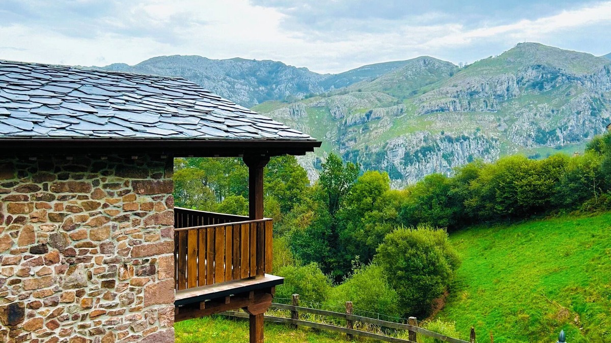 San Roque de Riomiera Cottage | Ideal house to experience nature in the mountains and the sea on the same day.
