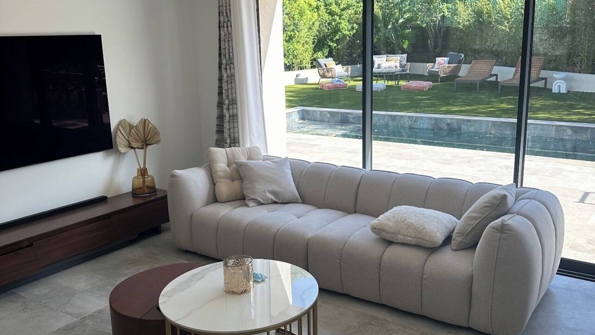 La Garde House | Ideal Holiday Home: 4 Bedrooms, 3 Bathrooms, Steps from the Beach