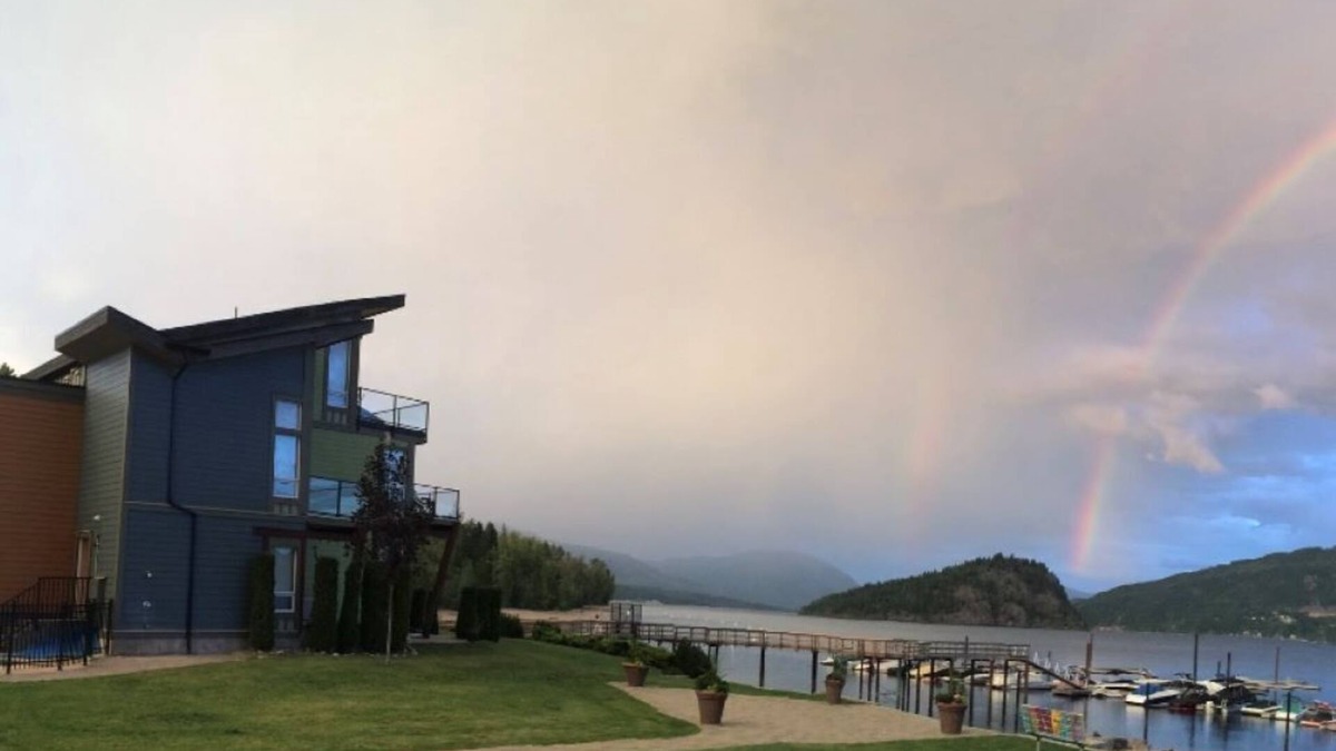 Scotch Creek House | Ideal lake home in a picturesque location π Sleep steps away from beach & water