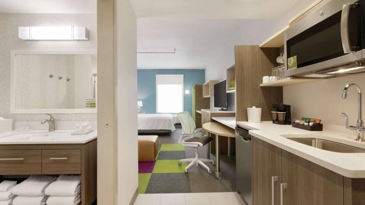 Williamsville Hotel | Ideal Location! 3 Classy Units, Onsite Pool, Free Breakfast, Pets Allowed!
