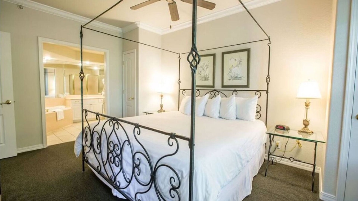 Branson Hotel | Ideal Location in Branson | French Quarter Condo w/Pool & Quick Show Access