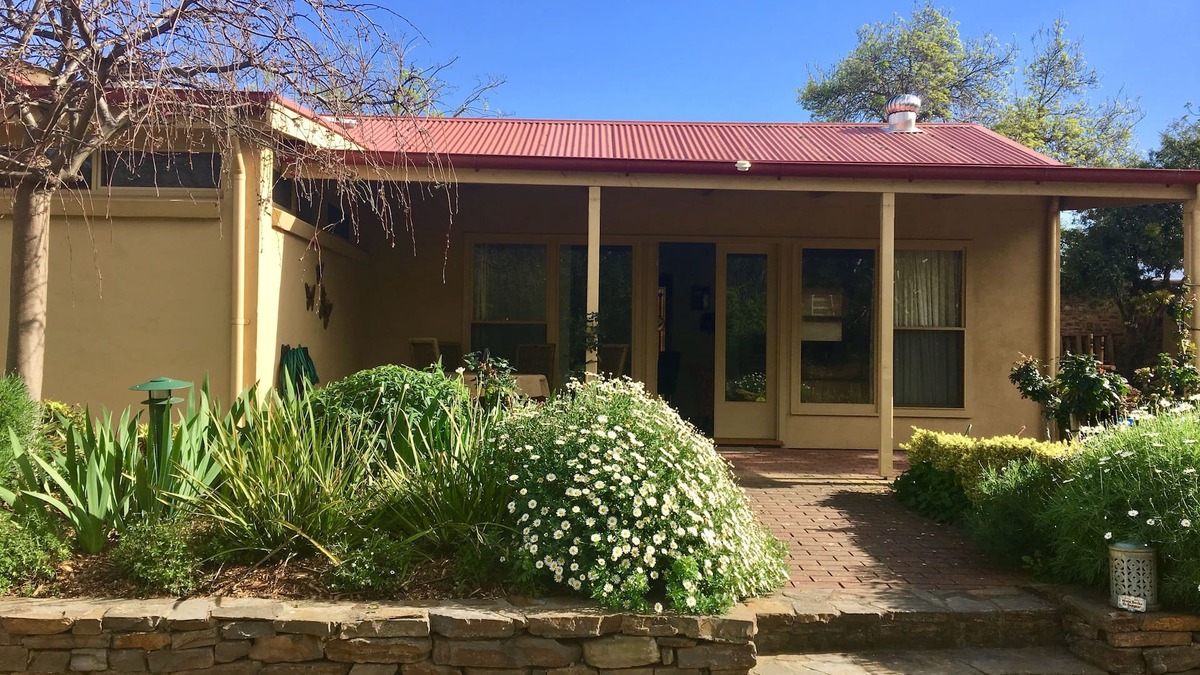 Strathalbyn Cottage | Ideal location to explore historic Strathalbyn, Wineries, good food and scenery