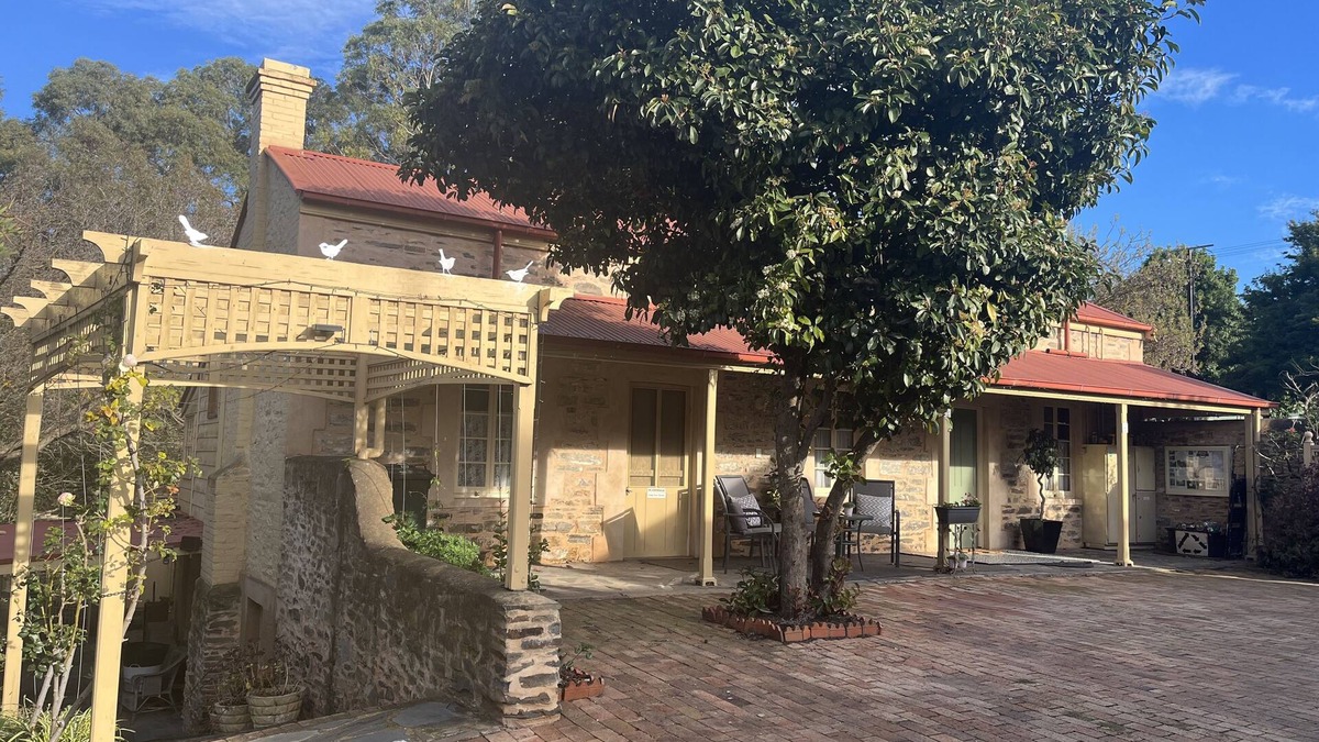 Strathalbyn Cottage | Ideal location to explore historic Strathalbyn, Wineries, good food and scenery