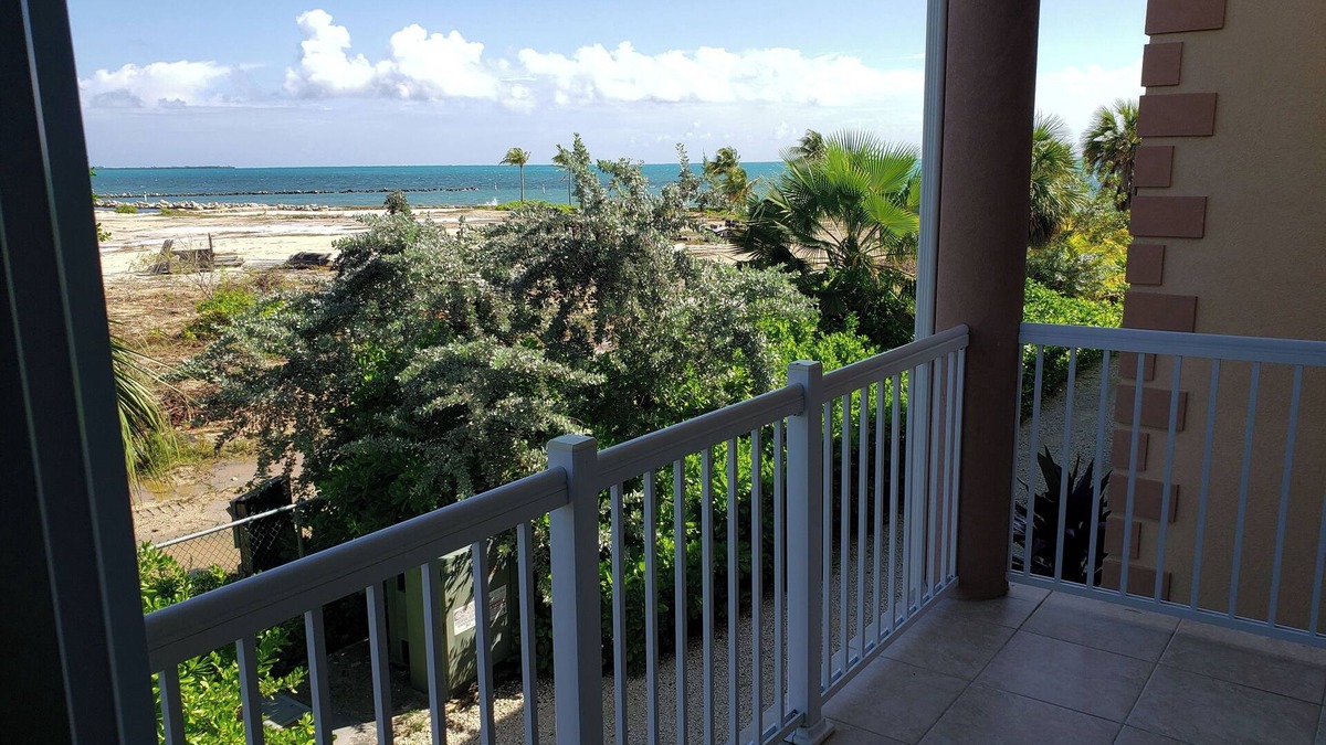 Crystal Harbour Apartment | Ideal Mix of Comfort and Value! Outdoor Pool, Free Parking, Pets Allowed