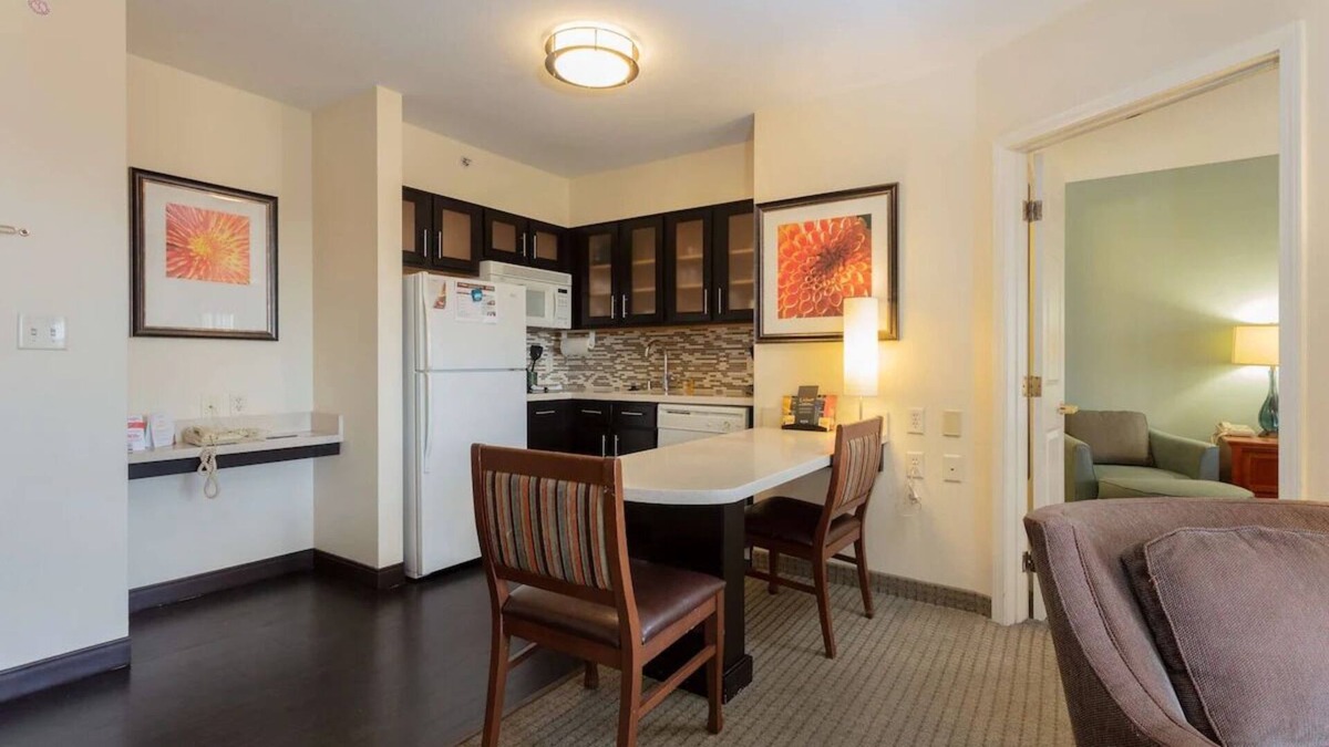 Anaheim Resort Resort | Ideal Mix of Comfort and Value! Free Breakfast, 2 Miles From Disneyland