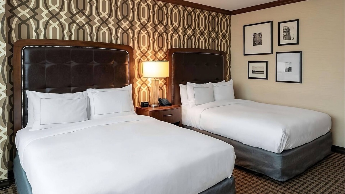 Alexandria West Hotel | Ideal Mix of Comfort and Value! 4 Comfortable Units, Indoor and Outdoor Pool!