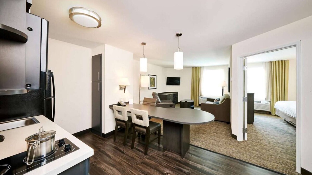 Bryant Pattengill West Hotel | Ideal Mix of Comfort and Value! 4 Modern Units, Close to Michigan Stadium