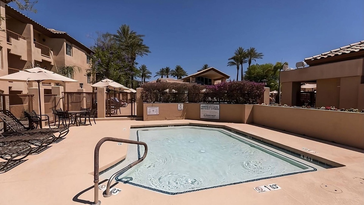 North Scottsdale Hotel | Ideal Mix of Comfort and Value! Swimming Pool, Full Kitchen, Free Parking!