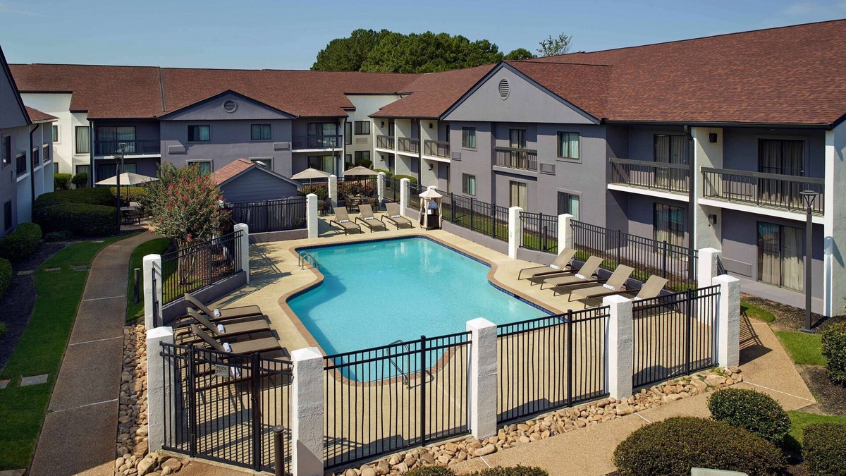 Norcross Hotel | Ideal Mix of Value, Comfort and Convenience! 2 Family-friendly Units, Pool