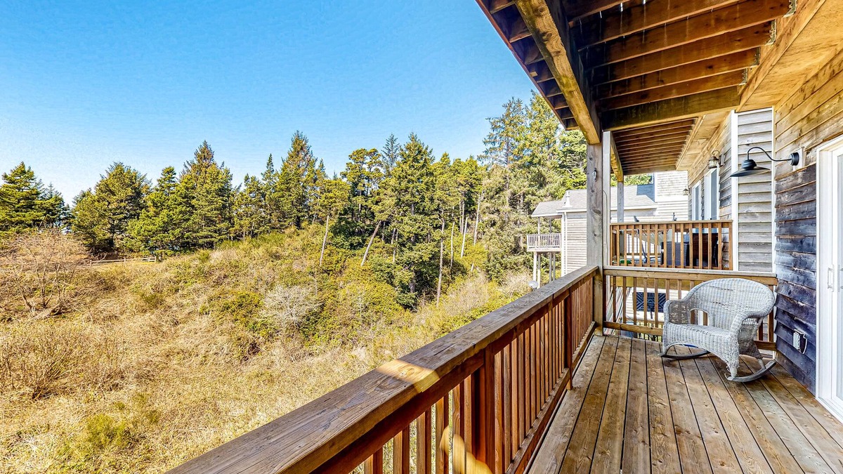 Oceanside Apartment | Ideal retreat by the beach with deck, full Kitchen, high-speed WiFi, private W/D