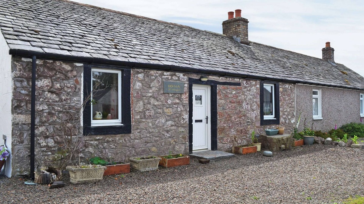 Bankend Cottage | Ideal single-storey retreat with cosy wood burner.